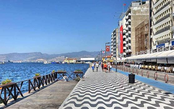 ''... Κι έγινε η μνήμη μας καημός  κι ο μαχαλάς πατρίδα..."